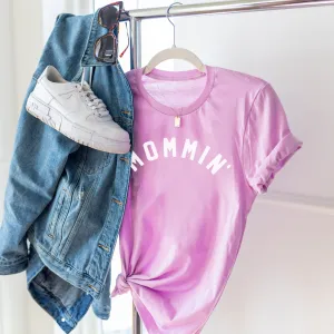 MOMMIN' - (Arched) - Unisex Tee