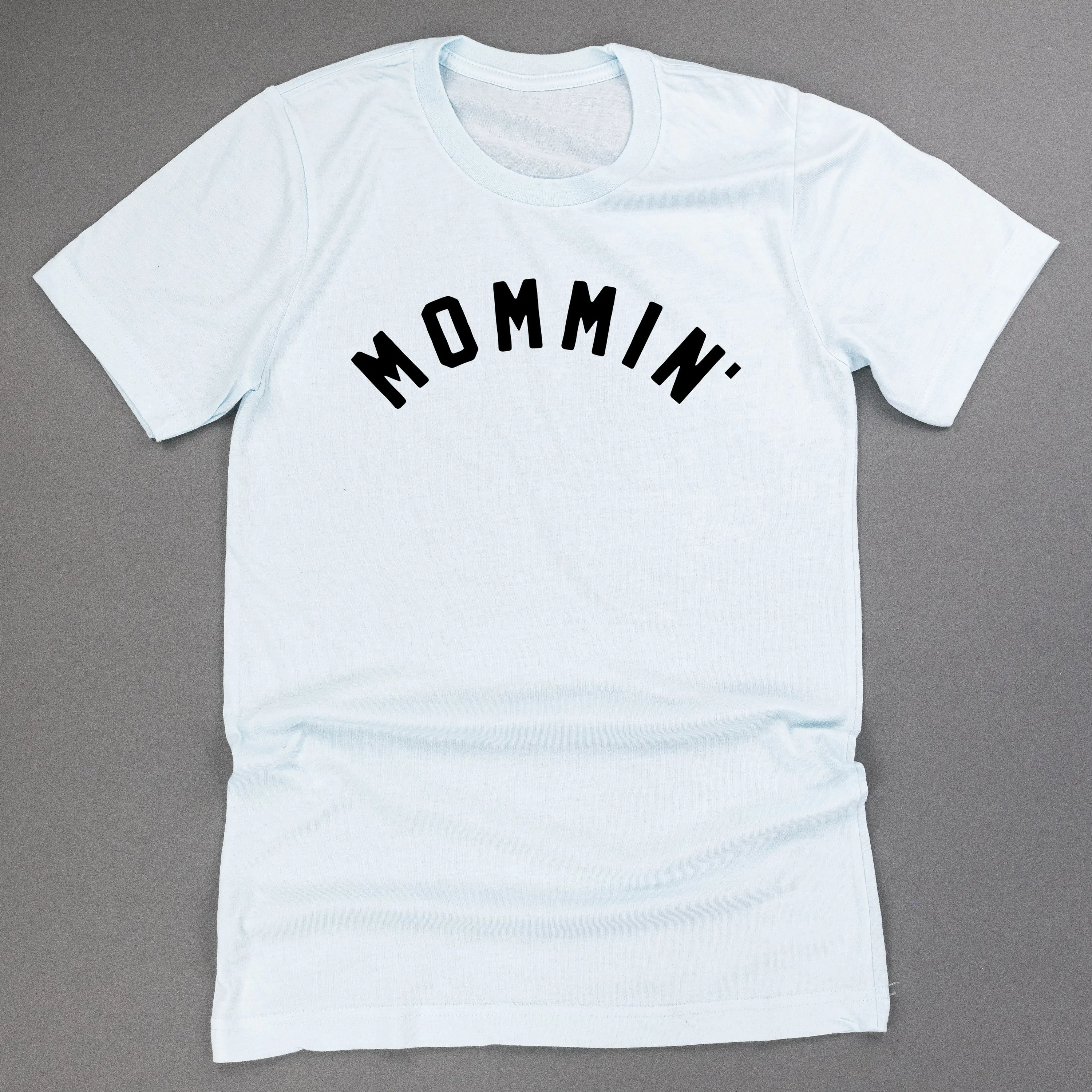 MOMMIN' - (Arched) - Unisex Tee